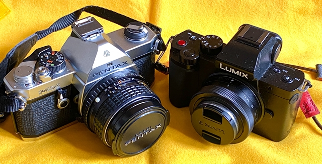 小型なフィルムカメラPENTAX MXとPanasonic LUMIX G100のサイズ比較