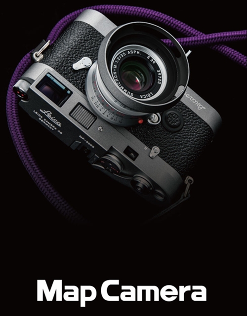 MapCameraアプリ起動画面の紫色のシルクストラップが格好いい