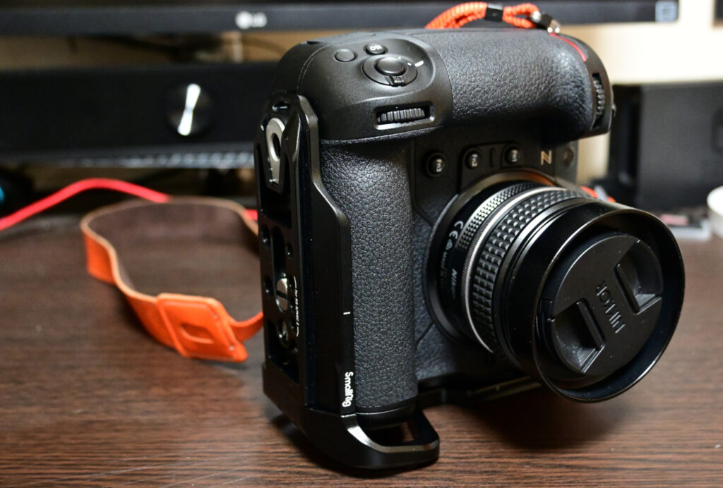 SmallRig 3714 Nikon Z9 L字ブラケットを装着したNikon Z9の縦アングル