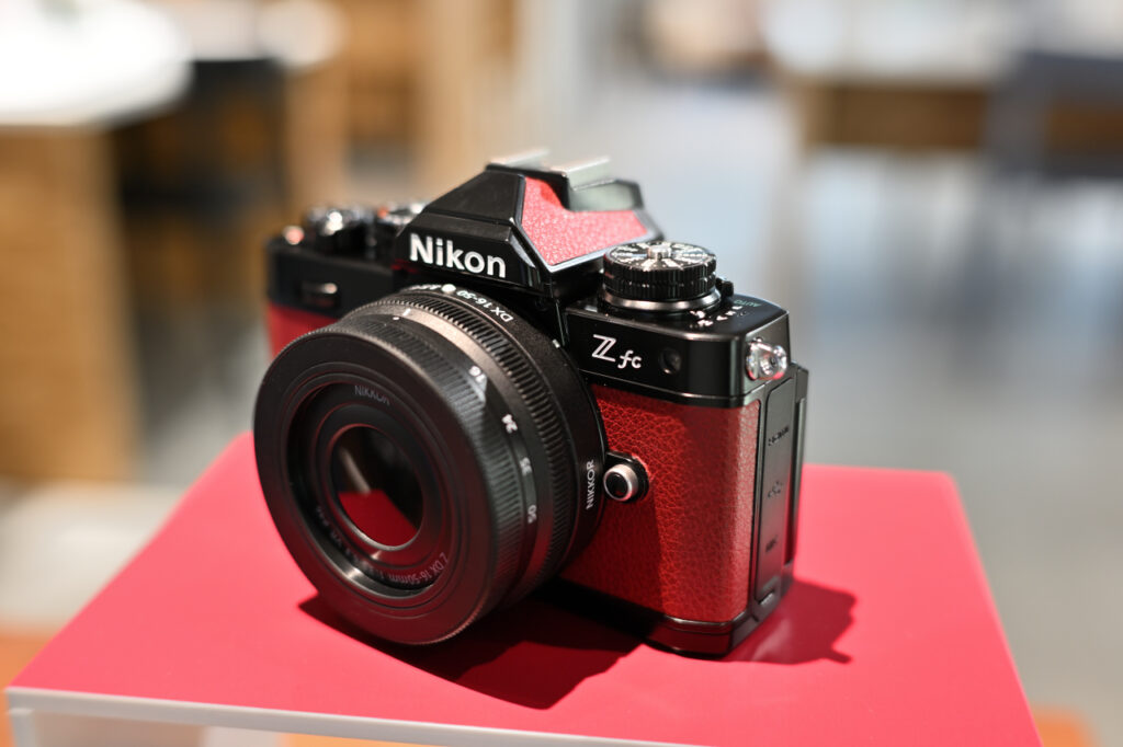 Nikon Zfc ブラック クリムゾンレッド - デジタル一眼