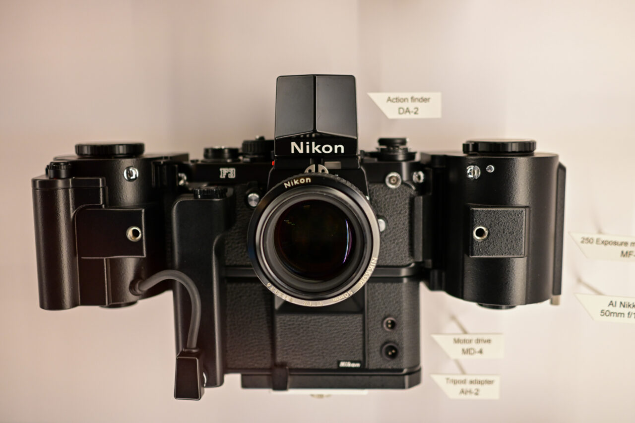 NIKON Zfc+NIKKOR Z DX 24mm f/1.7 DA-2を装備したNikon F3