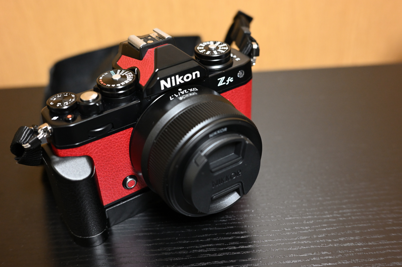 Nikon ZfcクリムゾンレッドとNIKKOR Z DX 24mm f/1.7