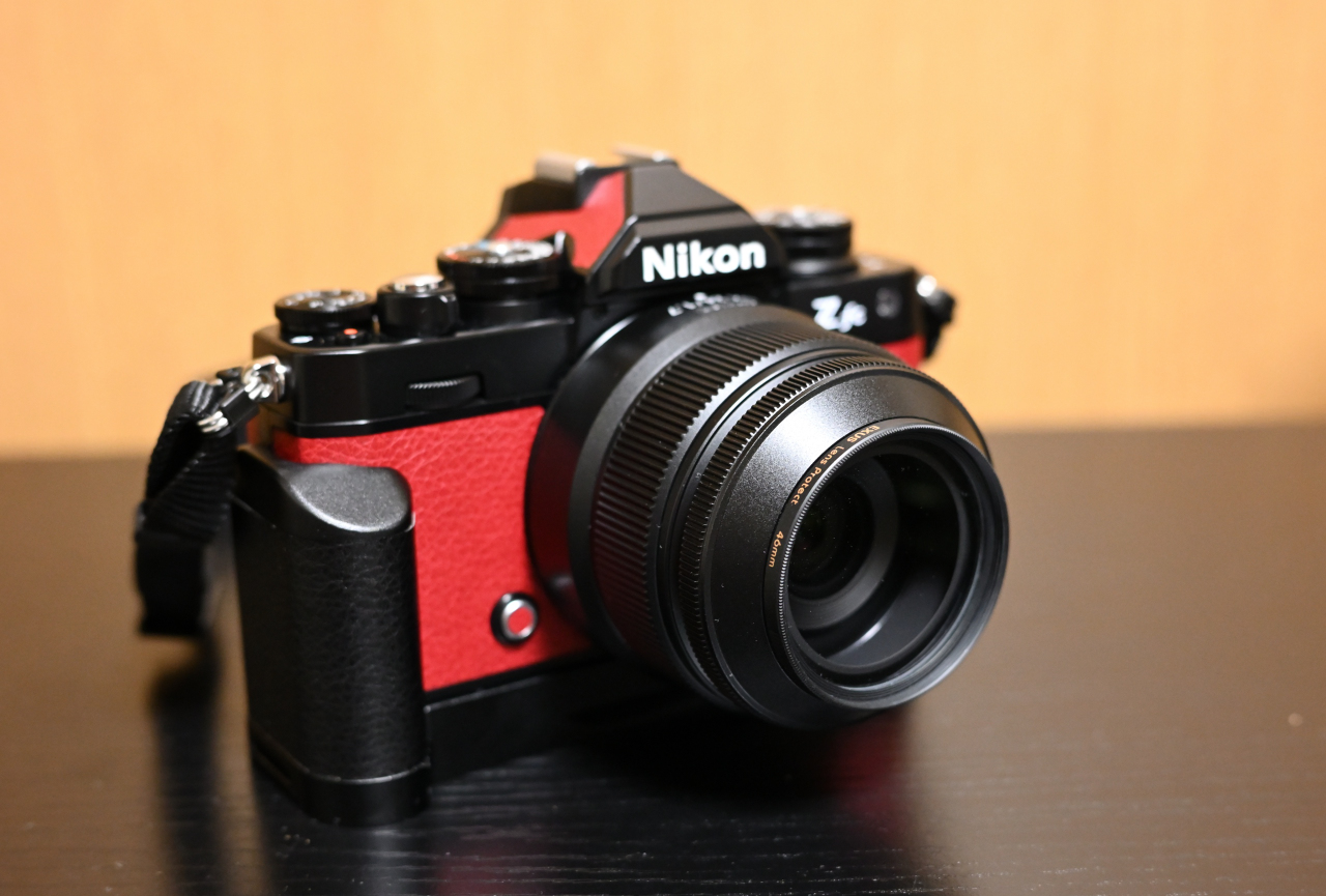 NIKKOR Z DX 24mm f/1.7のフード装着状態