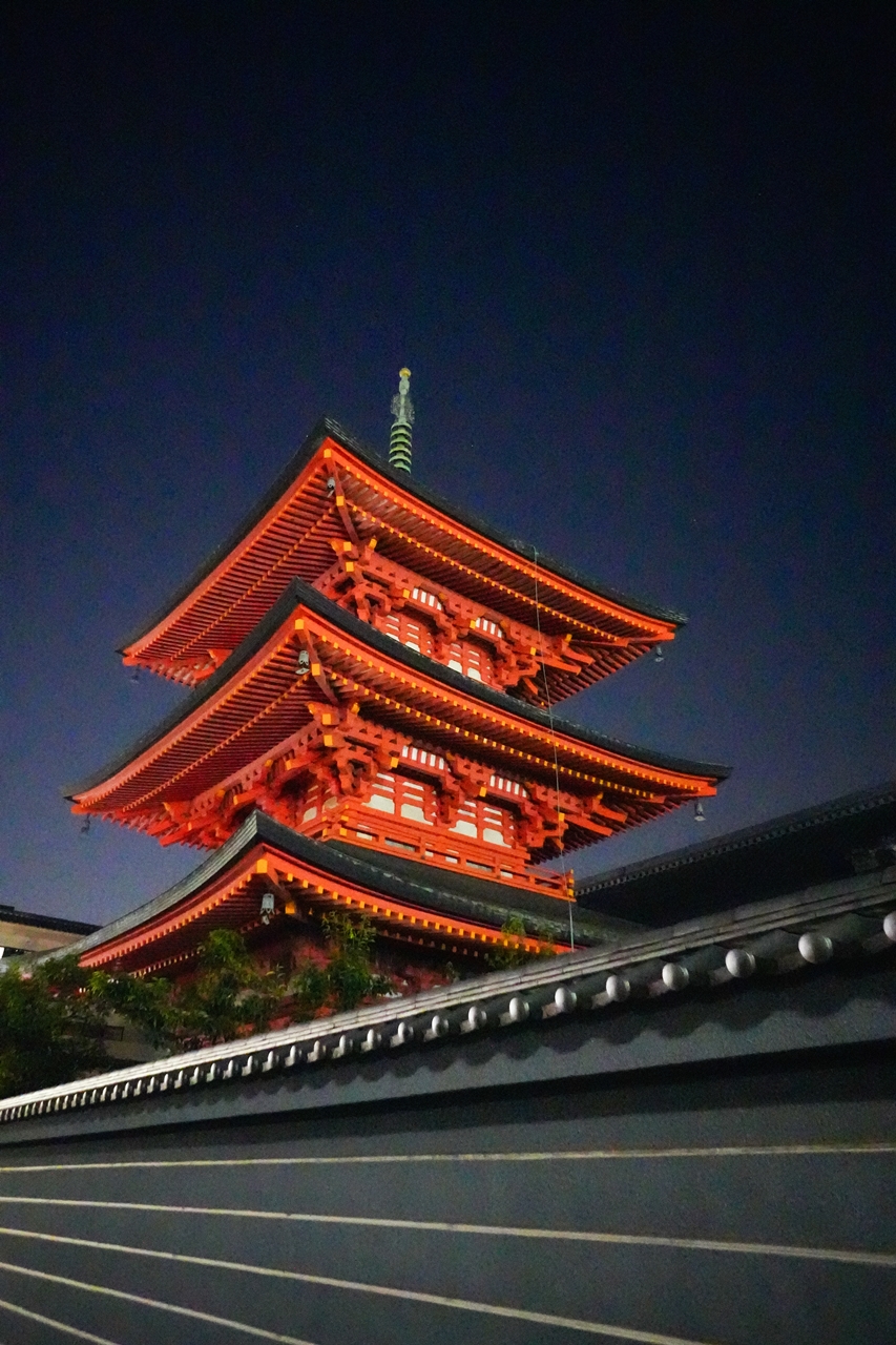 夜に撮影した三重塔