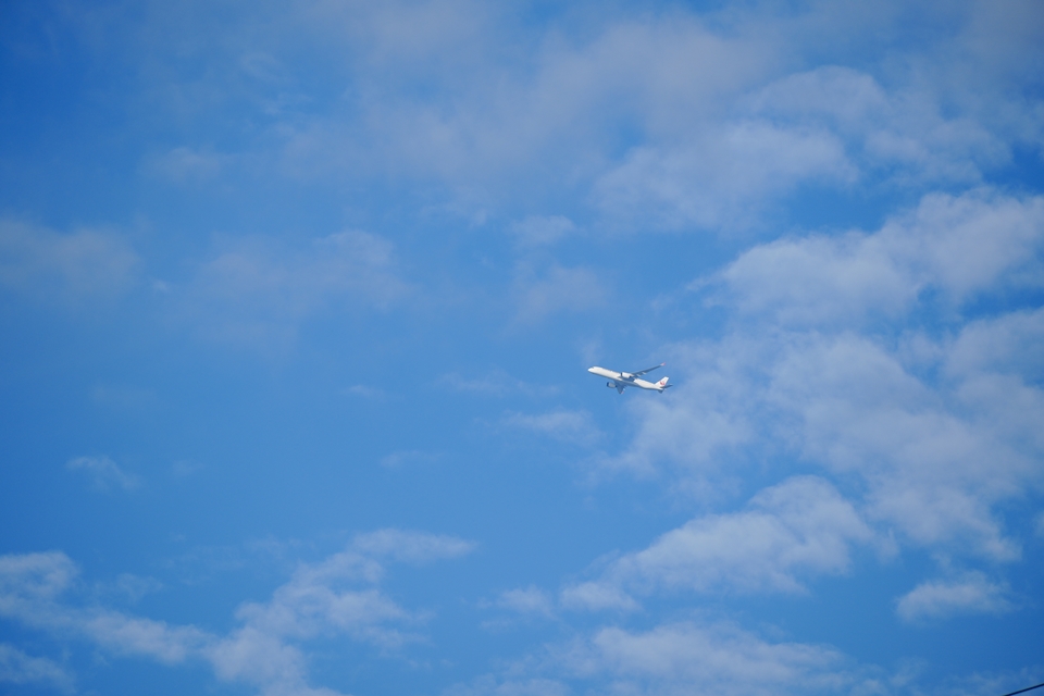 SONY α6700+E 18-135mm 青空を飛ぶ飛行機
