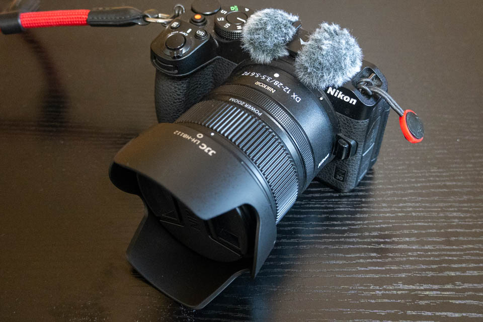 NIKON Z30+NIKKOR Z DX 12-28mm と互換レンズフードをつけた画像