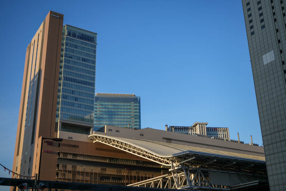 ハービスの前からJR大阪駅を撮影