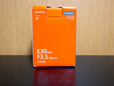 SONY E 30mm F3.5 macro SEL30M35の外箱