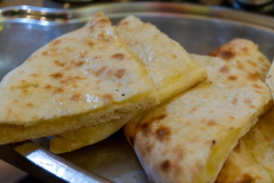インド料理のランチのチーズナン