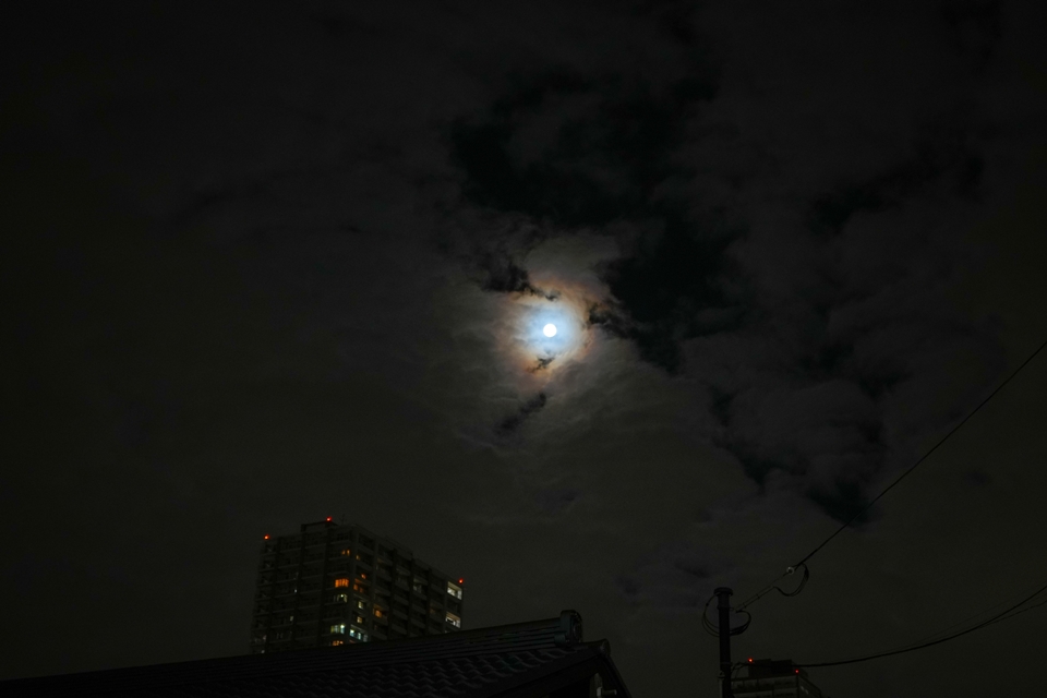 曇天に月あかりが反射した空