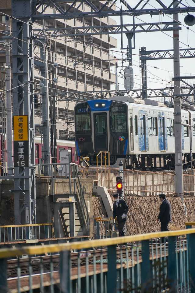 SONY α6700+E 18-135mm 阪神電車の各駅停車と駅員