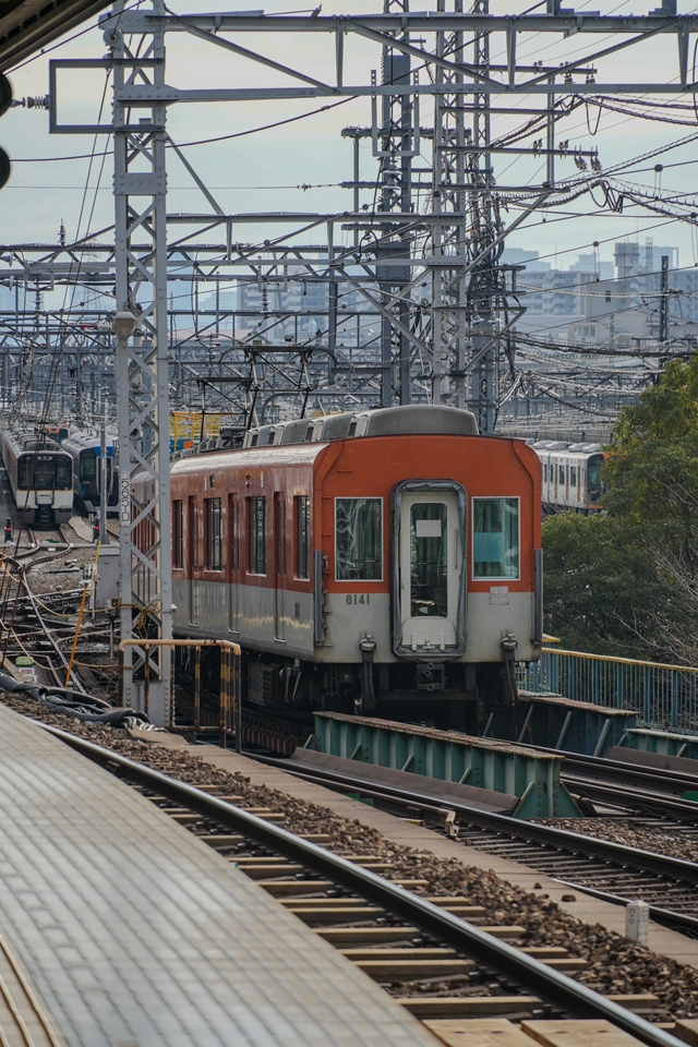 SONY α6700+E 18-135mm 車庫から来る点検中の阪神電車