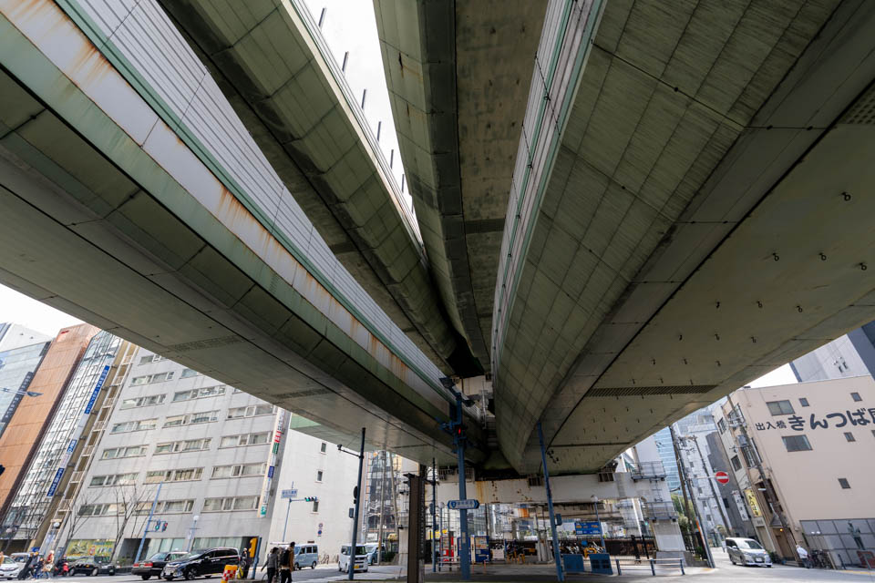 SONY α6700+E 18-135mm 阪神高速の出入橋付近をとった写真