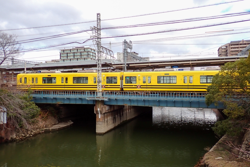 OLYMPUS TG-6 黄色い阪神武庫川線の車両